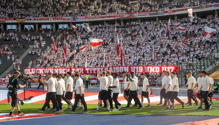 Fußball, Herren, Saison 2025 2026, 83. DFB-Pokal-Finale, FC Bayern München - VfB Stuttgart, Fans des VfB Stuttgart gratulieren der U19 und U17, U 17 zu Titeln, vorn läuft die U19 der Stuttgarter ein, die am Vortag den Juniorenpokal gewann, 23.05. 2026, Copyright: xMatthiasxKochx