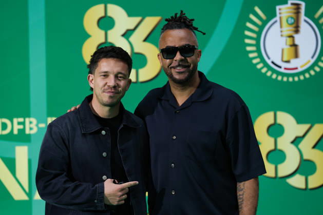DFB Pokalfinale - FC Bayern München - VfB Stuttgart am 23.05.2026 im Olympiastadion in Berlin Nico Santos (l) und Patrick Owomoyela auf dem grünen Teppich.