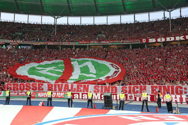 DFB Pokalfinale - FC Bayern München - VfB Stuttgart am 23.05.2026 im Olympiastadion in Berlin Durchgestrichener DFB Banner, Gegen DFB wandert durchs Stadion.