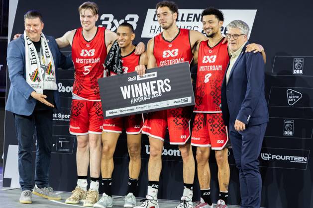 Amsterdam RABOBANK NED triumphiert beim FIBA 3x3 Hamburg Challenger am 23. Mai 2026 in der Active City Arena Hamburg. Die niederländische Mannschaft präsentiert sich stolz mit der Siegertrophäe: Jan Driessen, Adriaan Van Tilborg, Bryan Alberts und Worthy de Jong posieren gemeinsam mit Funktionären auf dem Siegerfoto. Amsterdam RABOBANK gewinnt FIBA 3x3 Hamburg Challenger 2026
