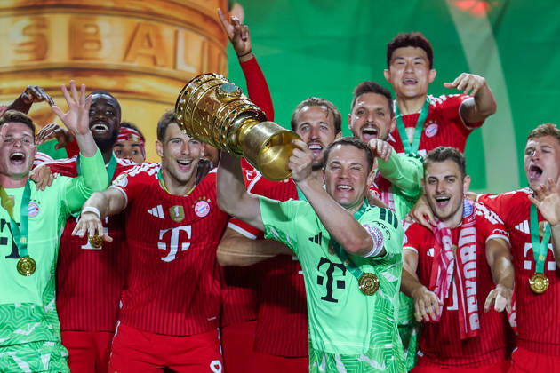 DFB Pokalfinale - FC Bayern München - VfB Stuttgart am 23.05.2026 im Olympiastadion in Berlin Torwart Manuel Neuer (Muenchen 1) hebt die Trophäe in die Höhe und jubelt mit seinem Team über den Gewinn des DFB-Pokals.