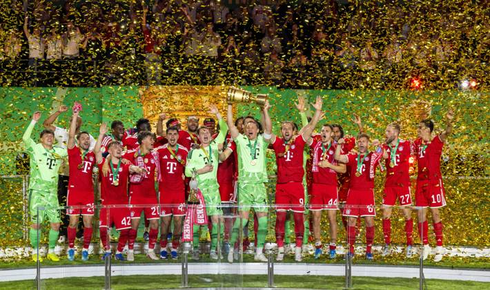 Fußball, Herren, Saison 2025 2026, 83. DFB-Pokal-Finale, FC Bayern München - VfB Stuttgart (3:0), Siegerfoto FC Bayern, Torwart Manuel Neuer (Bayern München) mit Pokal, 23.05. 2026, Copyright: xMatthiasxKochx