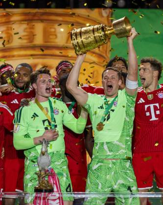 Fußball, Herren, Saison 2025 2026, 83. DFB-Pokal-Finale, FC Bayern München - VfB Stuttgart (3:0), v. l. Torwart Jonas Urbig (Bayern München), Torwart Manuel Neuer (Bayern München) mit Pokal bei der Siegerehrung, 23.05. 2026, Copyright: xMatthiasxKochx