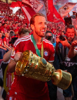 Fußball, Herren, Saison 2025 2026, 83. DFB-Pokal-Finale, FC Bayern München - VfB Stuttgart (3:0), Harry Kane (Bayern München), Ehrenrunde mit Pokal, Jubel nach dem Abpfiff, 23.05. 2026, Copyright: xMatthiasxKochx