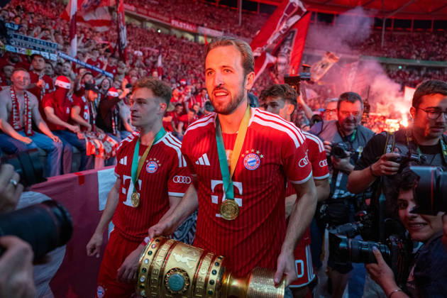 Fußball, Herren, Saison 2025 2026, 83. DFB-Pokal-Finale, FC Bayern München - VfB Stuttgart (3:0), v. l. Joshua Kimmich (Bayern München), Harry Kane (Bayern München), Ehrenrunde mit Pokal, Jubel nach dem Abpfiff, 23.05. 2026, Copyright: xMatthiasxKochx