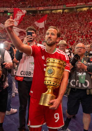 Fußball, Herren, Saison 2025 2026, 83. DFB-Pokal-Finale, FC Bayern München - VfB Stuttgart (3:0), Harry Kane (Bayern München), Ehrenrunde mit Pokal, Jubel nach dem Abpfiff, 23.05. 2026, Copyright: xMatthiasxKochx
