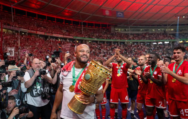 Fußball, Herren, Saison 2025 2026, 83. DFB-Pokal-Finale, FC Bayern München - VfB Stuttgart (3:0), Trainer Vincent Kompany (Bayern München), Ehrenrunde mit Pokal, Jubel nach dem Abpfiff, 23.05. 2026, Copyright: xMatthiasxKochx