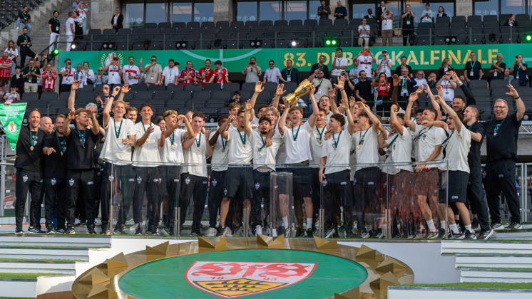 Pokaluebergabe der U19 VfB Stuttgart. Jubel Freude. GER, FC Bayern Muenchen vs. VfB Stuttgart, Fussball, Herren, DFB-Pokal, Finale, Spielzeit 2025 2026, 23.05.2026, DFL DFB REGULATIONS PROHIBIT ANY USE OF PHOTOGRAPHS AS IMAGE SEQUENCES AND OR QUASI-VIDEO, GER, FC Bayern Muenchen vs. VfB Stuttgart, Fussball, Herren, DFB-Pokal, Finale, Spielzeit 2025 2026, 23.05.2026 Berlin Copyright: xEibner-Pressefoto WolfgangxFrankx EP_WFK