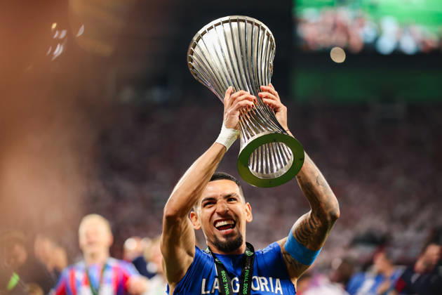 UEFA Conference League final: Crystal Palace FC Vs Rayo Vallecano Daniel Munoz celebrates a win with trophy during the UEFA Conference League Final 2026 match between Crystal Palace FC and Rayo Vallecano at Football Arena Leipzig. Copyright: xMikolajxBarbanellx