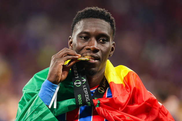 UEFA Conference League final: Crystal Palace FC Vs Rayo Vallecano Ismaila Sarr bites a gold medal during the UEFA Conference League Final 2026 match between Crystal Palace FC and Rayo Vallecano at Football Arena Leipzig. Copyright: xMikolajxBarbanellx