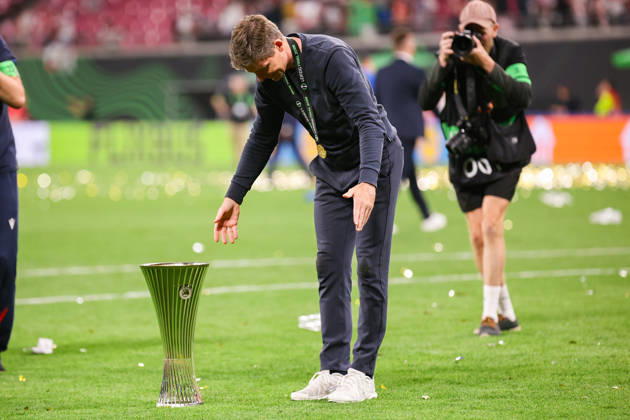 UEFA Conference League final: Crystal Palace FC Vs Rayo Vallecano Oliver Glasner coach celebrates a win with trophy during the UEFA Conference League Final 2026 match between Crystal Palace FC and Rayo Vallecano at Football Arena Leipzig. Copyright: xMikolajxBarbanellx