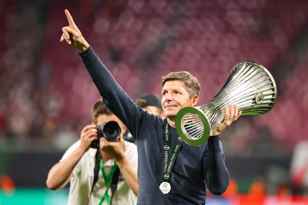 UEFA Conference League final: Crystal Palace FC Vs Rayo Vallecano Oliver Glasner coach celebrates a win with trophy during the UEFA Conference League Final 2026 match between Crystal Palace FC and Rayo Vallecano at Football Arena Leipzig. Copyright: xMikolajxBarbanellx