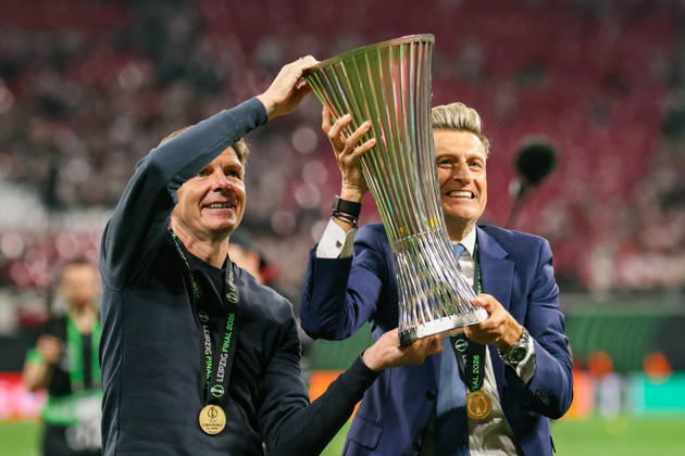 UEFA Conference League final: Crystal Palace FC Vs Rayo Vallecano Oliver Glasner coach and Steve Parish, chairman, co-owner celebrate a win with trophy during the UEFA Conference League Final 2026 match between Crystal Palace FC and Rayo Vallecano at Football Arena Leipzig. Copyright: xMikolajxBarbanellx