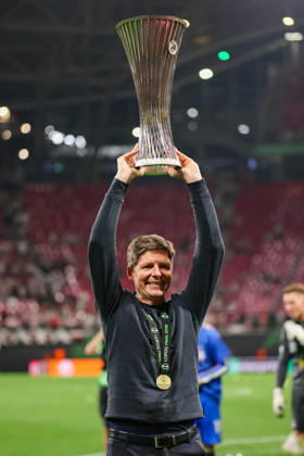 UEFA Conference League final: Crystal Palace FC Vs Rayo Vallecano Oliver Glasner coach celebrates a win with trophy during the UEFA Conference League Final 2026 match between Crystal Palace FC and Rayo Vallecano at Football Arena Leipzig. Copyright: xMikolajxBarbanellx