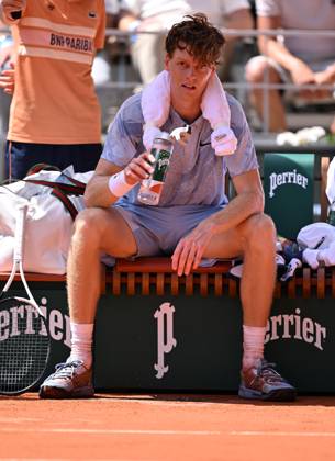 2026 French Open (Roland-Garros) - Day 5 PARIS, FRANCE - MAY 28: Jannik Sinner of Italy competes against Argentina s Juan Manuel Cerundolo (not seen) on day 5 of the French Open tennis tournament on Court Philippe-Chatrier at the Roland-Garros Complex in Paris on May 28, 2026. Mustafa Yalcin Anadolu Paris France. Editorial use only. Please get in touch for any other usage.  Copyright: x2026xAnadoluxMustafaxYalcinx