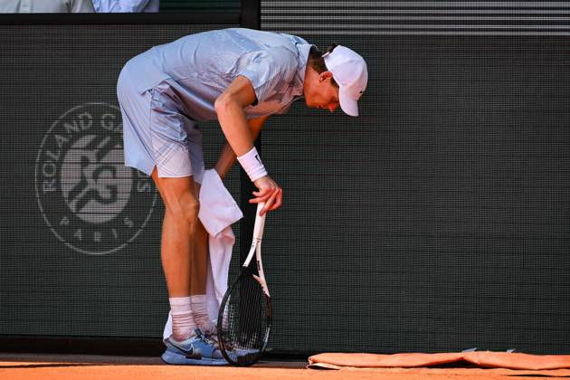 May 28, 2026, Paris, France, France: Jannik SINNER of Italy looks injured during the fifth day of the Roland-Garros 2026, French Open 2026, Grand Slam tennis tournament at Roland-Garros Stadium on May 28, 2026 in Paris, France. Roland Garros 2026 - Day 5  - ZUMAm308 20260528_zsp_m308_027 Copyright: xMatthieuxMirvillex