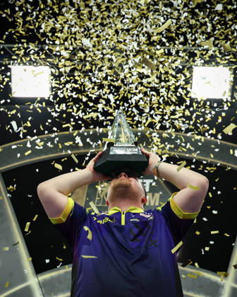 2026 BetMGM Premier League Darts, Final, London Luke Littler lifts the trophy after winning the 2026 BetMGM Premier League Darts Final at The O2 Arena, London, England on 28 May 2026 Credit: Ian Stephen Every Second Media Editorial use only. All images are copyright Every Second Media Limited. No images may be reproduced without prior permission. Copyright: xIMAGO EveryxSecondxMediax ESM-2016-0036 IanxStephenx xEveryxSecondxMediax