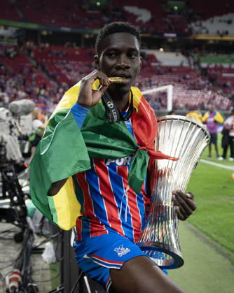 . - Crystal Palace v Rayo Vallecano, UEFA Conference League Final 2026, Red Bull Arena, Leipzig, Germany, 27th May 2026. Daniel Weir Crystal Pix Ismaila Sarr of Crystal Palace biting his UEFA Conference League 2026 Winners Medal and holding the Conference League Trophy. - Crystal Palace v Rayo Vallecano, UEFA Conference League Final 2026, Red Bull Arena, Leipzig, Germany, 27th May 2026. Daniel Weir Crystal Pix Leipzig Red Bull Arena Germany Copyright: xDanielxWeirx CP_Crystal_Palace_Rayo_Vallecano_270526_DW01