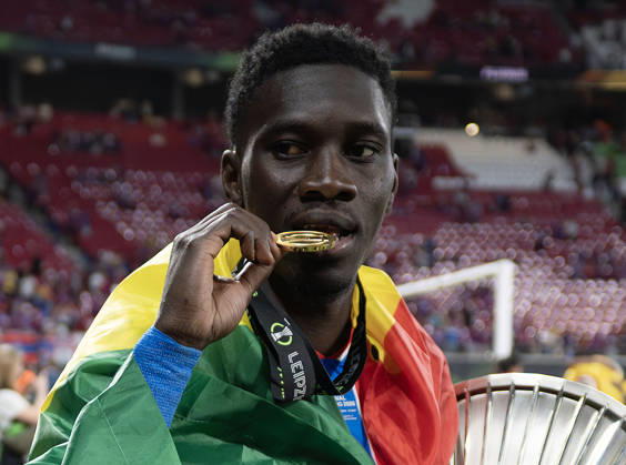 . - Crystal Palace v Rayo Vallecano, UEFA Conference League Final 2026, Red Bull Arena, Leipzig, Germany, 27th May 2026. Daniel Weir Crystal Pix Ismaila Sarr of Crystal Palace biting his UEFA Conference League 2026 Winners Medal. - Crystal Palace v Rayo Vallecano, UEFA Conference League Final 2026, Red Bull Arena, Leipzig, Germany, 27th May 2026. Daniel Weir Crystal Pix Leipzig Red Bull Arena Germany Copyright: xDanielxWeirx CP_Crystal_Palace_Rayo_Vallecano_270526_DW02