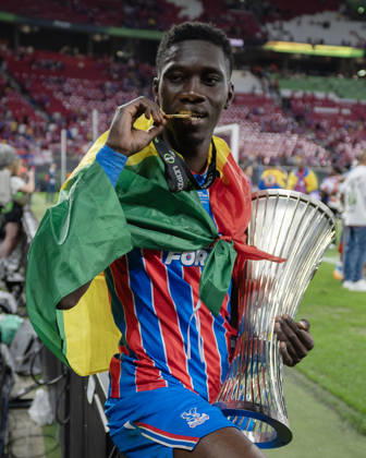 . - Crystal Palace v Rayo Vallecano, UEFA Conference League Final 2026, Red Bull Arena, Leipzig, Germany, 27th May 2026. Daniel Weir Crystal Pix Ismaila Sarr of Crystal Palace biting his UEFA Conference League 2026 Winners Medal and holding the Conference League Trophy. - Crystal Palace v Rayo Vallecano, UEFA Conference League Final 2026, Red Bull Arena, Leipzig, Germany, 27th May 2026. Daniel Weir Crystal Pix Leipzig Red Bull Arena Germany Copyright: xDanielxWeirx CP_Crystal_Palace_Rayo_Vallecano_270526_DW04