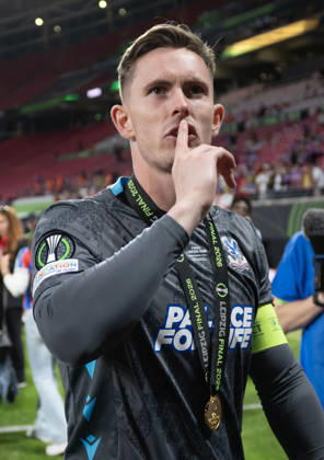 . - Crystal Palace v Rayo Vallecano, UEFA Conference League Final 2026, Red Bull Arena, Leipzig, Germany, 27th May 2026. Daniel Weir Crystal Pix Dean Henderson of Crystal Palace celebrating winning the UEFA Conference League Final with his winners medal and singing to the Crystal Palace fans. - Crystal Palace v Rayo Vallecano, UEFA Conference League Final 2026, Red Bull Arena, Leipzig, Germany, 27th May 2026. Daniel Weir Crystal Pix Leipzig Red Bull Arena Germany Copyright: xDanielxWeirx CP_Crystal_Palace_Rayo_Vallecano_270526_DW07