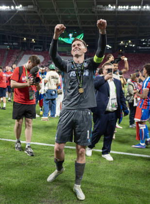 . - Crystal Palace v Rayo Vallecano, UEFA Conference League Final 2026, Red Bull Arena, Leipzig, Germany, 27th May 2026. Daniel Weir Crystal Pix Dean Henderson of Crystal Palace celebrating winning the UEFA Conference League Final with his winners medal and singing to the Crystal Palace fans. - Crystal Palace v Rayo Vallecano, UEFA Conference League Final 2026, Red Bull Arena, Leipzig, Germany, 27th May 2026. Daniel Weir Crystal Pix Leipzig Red Bull Arena Germany Copyright: xDanielxWeirx CP_Crystal_Palace_Rayo_Vallecano_270526_DW09