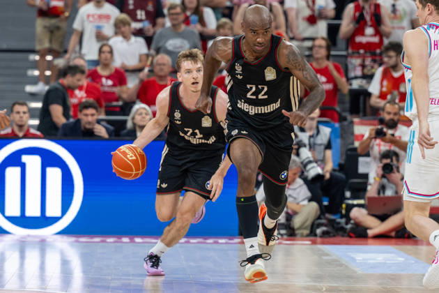 Justus Hollatz 21 (FC Bayern Basketball) mit Isiaha Mike 22 (FC Bayern Basketball) im Sprint auf das gegnerische Tor, FC Bayern Basketball vs. Telekom Baskets Bonn, BBL, Halbfinale 1, 30.05.2026 Muenchen Bayern Deutschland