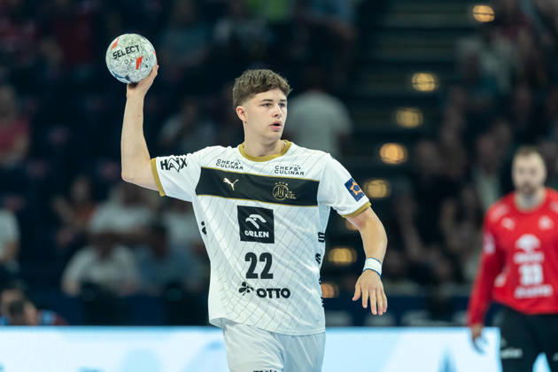 Rasmus Ankermann (THW Kiel) controls the ball during the handball semi-final of the the Winamax EHF Finals 2026 between Montpellier Handball and THW Kiel at Barclays Arena on May 30, 2026 in Hamburg, Germany. -