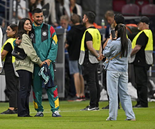 31.05.2026, Fussball Freundschafts-Länderspiele 3.Spieltag, Deutschland - Finnland, in der Mewa-Arena Mainz, Tanja Undav und ihr Mann Deniz Undav (Deutschland) werden mit dem Handy Fotografiert fürs Familienalbum