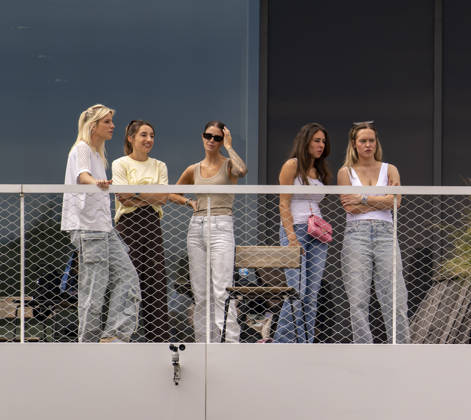 01.06.2026, Fussball, DFB-Nationalmannschaft Deutschland, letztes Training vor Abreise nach USA zur WM 2026, am DFB-Campus in Frankfurt am Main. Die Frauen der Nationalspieler beobachten das letzte Training vom Balkon am Trainingsplatz aus, v.li: Sina Groß, Frau von Pascal Groß (Deutschland), Lena Wurzenberger, Frau von Bundestrainer Julian Nagelsmann (Deutschland), Lina Kimmich, Frau von Joshua Kimmich (Deutschland), Tanja Undav, Frau von Deniz Undav (Deutschland), Eileen, Freundin von Torwart Alexander Nübel (Deutschland),