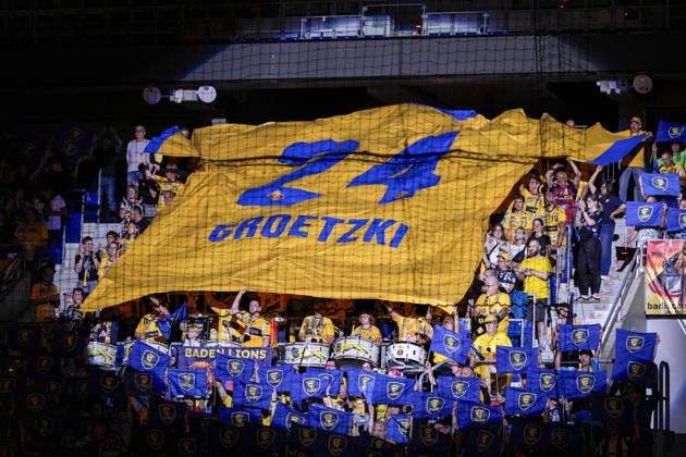 Handball, HBL, Rhein-Neckar Löwen - TSV Hannover-Burgdorf Die Fankurve der Rhein-Neckar Löwen zeigt eine Choreo für Patrick Groetzki (RNL, 24), Choreographie der Zuschauer, Fans, Ultras Publikum, Zuschauer, Stimmung, Atmosphäre, Stadion, 03.06.2026, Mannheim (Deutschland), Handball, Bundesliga, Rhein-Neckar Löwen - TSV Hannover-Burgdorf
