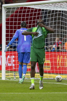 Fußball, Testspiel, Polen - Nigeria #2 Poland - Nigeria 03.06.2026 football, Warsaw, PGE National Stadium, FIFA , friendly international game match Poland - Nigeria ( mecz towarzyski, pilka nozna, Polska - Nigeria ) image shows: Kamil Grabara (L) Terem Moffi (R) reac after goal photo Katarzyna Plewczynska Fotostyk Copyright: xKatarzynaxPlewczynskax 20260603FCTKPKAPL7381