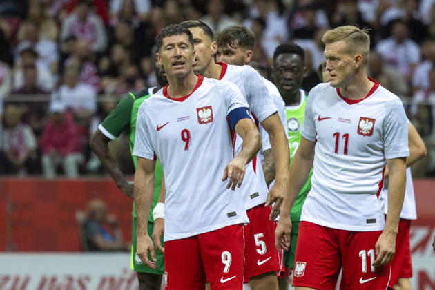 Fußball, Testspiel, Polen - Nigeria #3 Poland - Nigeria 03.06.2026 football, Warsaw, PGE National Stadium, FIFA , friendly international game match Poland - Nigeria ( mecz towarzyski, pilka nozna, Polska - Nigeria ) image shows: Robert Lewandowski (L) Karol Swiderski (R) photo Katarzyna Plewczynska Fotostyk Copyright: xKatarzynaxPlewczynskax 20260603FCTKPKAPL7292