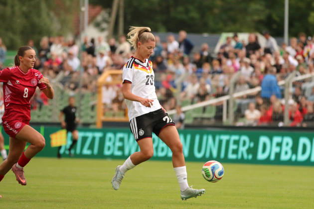 04.06.2026 Fußball Frauen 2025 2026 U23-Länderspiel Deutschland - Dänemark Alfred-Kunze-Sportpark Leipzig Julia Landenberger (Deutschland, 20, weiß) am Ball. Leipzig Sachsen Deutschland
