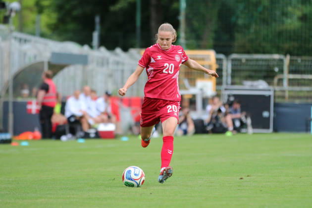 04.06.2026 Fußball Frauen 2025 2026 U23-Länderspiel Deutschland - Dänemark Alfred-Kunze-Sportpark Leipzig Therese Vestermark (Dänemark, 20, rot) bei einem Freistoß. Leipzig Sachsen Deutschland