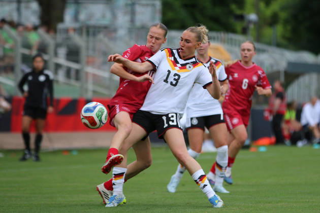 04.06.2026 Fußball Frauen 2025 2026 U23-Länderspiel Deutschland - Dänemark Alfred-Kunze-Sportpark Leipzig Sophie Nachtigall (Deutschland, 13, weiß) im Zweikampf mit Karoline Olesen (Dänemark, 10, rot). Leipzig Sachsen Deutschland