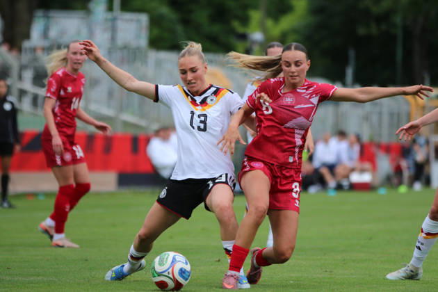 04.06.2026 Fußball Frauen 2025 2026 U23-Länderspiel Deutschland - Dänemark Alfred-Kunze-Sportpark Leipzig Sophie Nachtigall (Deutschland, 13, weiß) im Duell mit Josefine Laursen (Dänemark, 8, rot). Leipzig Sachsen Deutschland