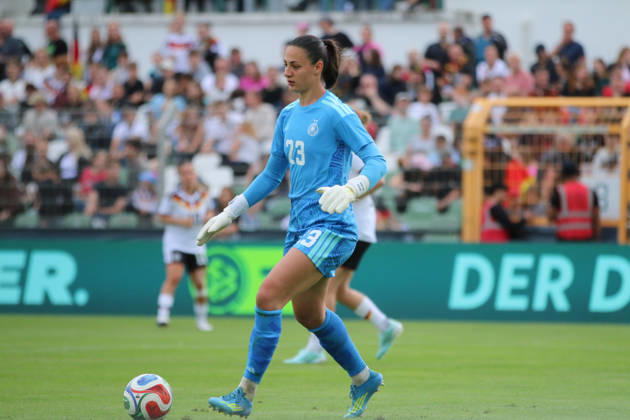 04.06.2026 Fußball Frauen 2025 2026 U23-Länderspiel Deutschland - Dänemark Alfred-Kunze-Sportpark Leipzig Maria Grohs (Deutschland, 23, blau) am Ball. Leipzig Sachsen Deutschland