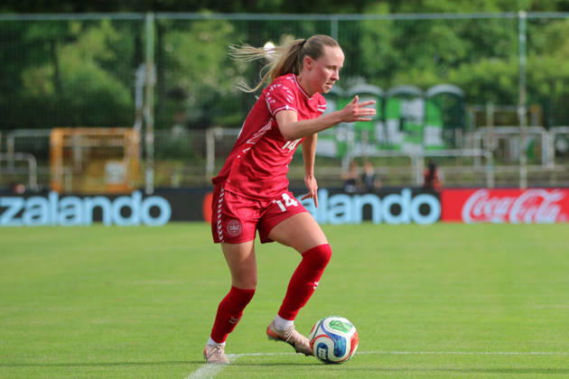 04.06.2026 Fußball Frauen 2025 2026 U23-Länderspiel Deutschland - Dänemark Alfred-Kunze-Sportpark Leipzig Nikoline Dudek (Dänemark, 14, rot) am Ball. Leipzig Sachsen Deutschland
