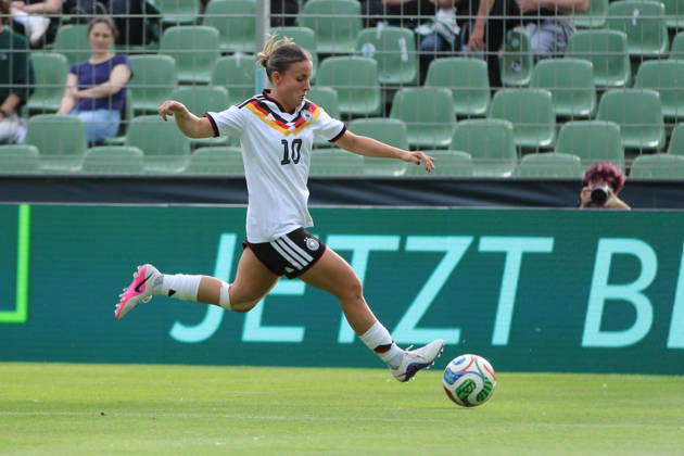 04.06.2026 Fußball Frauen 2025 2026 U23-Länderspiel Deutschland - Dänemark Alfred-Kunze-Sportpark Leipzig Estrella Merino (Deutschland, 10, weiß) am Ball. Leipzig Sachsen Deutschland