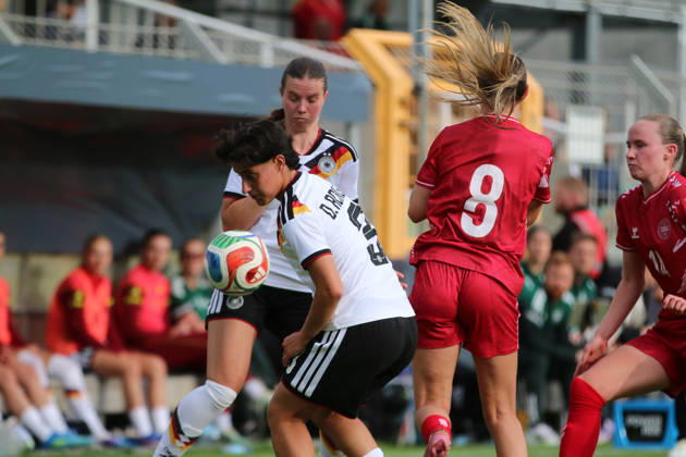 04.06.2026 Fußball Frauen 2025 2026 U23-Länderspiel Deutschland - Dänemark Alfred-Kunze-Sportpark Leipzig Dilara Acikgöz (Deutschland, 3, weiß) im Zweikampf mit Josefine Laursen (Dänemark, 8, rot). Leipzig Sachsen Deutschland