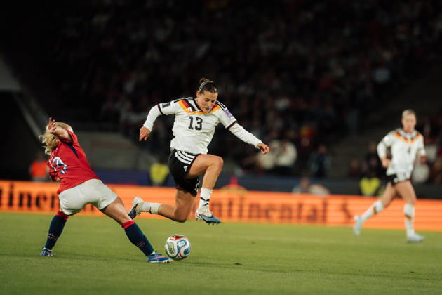 05.06.26, Women, Football, 2027 FIFA Women s World Cup qualification, Germany vs. Norway Carlotta Wamser ( 13 - Germany) jumping in a tackling with Thea Bjelde ( 13 - Norway) Cologne RheinEnergieStadion NRW Germany