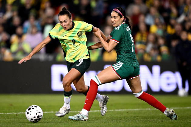 SOCCER MATILDAS MEXICO, Caitlin Foord of Australia competes for possession with Greta Alejandra Espinoza Casas of Mexico during the International Friendly, Länderspiel, Nationalmannschaft match between Australia and Mexico at McDonald Jones Stadium in Newcastle, Saturday, June 6, 2026. ( NO ARCHIVING, EDITORIAL USE ONLY NEWCASTLE NEW SOUTH WALES AUSTRALIA  Copyright: xDANxHIMBRECHTSx 20260606161505258800