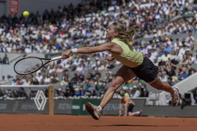 2026 French Open - Day Fourteen Maja Chwalinska returns the ball against Mirra Andreeva during the Women s Final at the Roland Garros Grand Slam Tournament on June 6, 2026, in Paris, France. Paris France  Copyright: xRobertxSzaniszlox originalFilename:szaniszlo-notitle260606_nparc.jpg