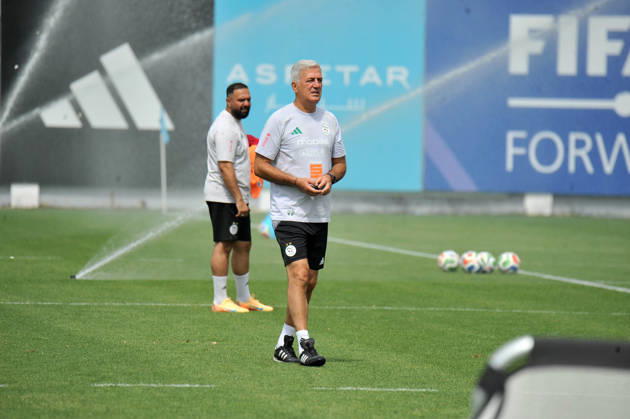 Dernier EntraInement de l Equipe nationale Algerien selectionneur national Algerien, Vladimir Petkovic, lors de derniere seance d entrainement de l equipe nationale algerienne, au centre technique national de sidi moussa a Alger en Algerie le 07 Juin 2026, avente depart ver la coupe du Monde 2026 (Photo By Ohtmane APP) Alger Algeria Copyright: xAlgÃ riexPressexPhotosxAPPxOhtmanex xAPPx DSC_4545.jpeg