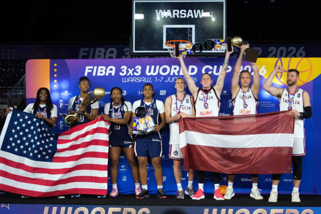 June 7, 2026, Warsaw, Masovian Voivodeship, Poland: USA s MILAYSIA FULWILEY (4), MIKAYLAH WILLIAMS (12), SAHARA WILLIAMS (6), and JOYCE EDWARDS (13) celebrate with their women s 1st place medals and the world champions trophy; Latvia s FRANCIS LACIS (6), NAURIS MIEZIS (1), KARLIS LASMANIS (2), and ZIGMARS RAIMO (9) celebrate with their men s 1st place medals and men s world champions trophy during the prize ceremony at the conclusion of the 2026 FIBA 3x3 Basketball World Cup in Warsaw, Poland. Warsaw Poland - ZUMAk204 20260607_zip_k204_103 Copyright: xRomanxKozielx