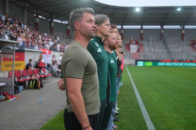 08.06.2026 Fußball Frauen 2025 2026 U23-Länderspiel Deutschland - Dänemark Leuna-Chemie-Stadion Halle Michael Urbansky (Deutschland, Trainer) während der Nationalhymne. Halle Sachsen-Anhalt Deutschland