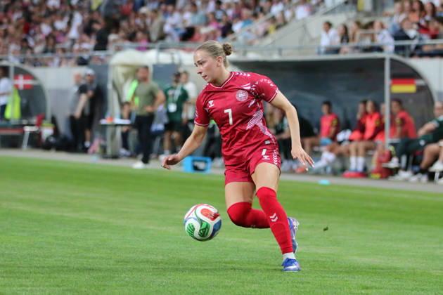 08.06.2026 Fußball Frauen 2025 2026 U23-Länderspiel Deutschland - Dänemark Leuna-Chemie-Stadion Halle Sarah Thygesen (Dänemark, 7, rot) am Ball. Halle Sachsen-Anhalt Deutschland