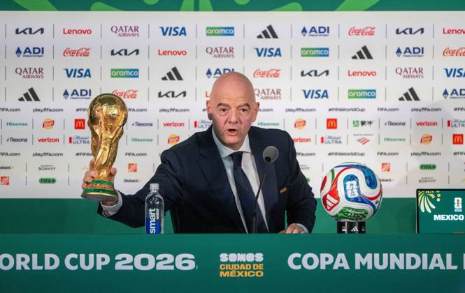 Fußball, Herren, Saison 2025 26, FIFA Word Cup 2026 in Mexiko, Kanada und USA, Mexiko-City ein Tag (Ortszeit) vor dem Eröffnungsspiel, im Bild: Pressekonferenz mit FIFA-Präsident Gianni Infantino im Medienzentrum im Aztekenstadion mit WM-Pokal und WM-Ball, 10.06. 2026, Copyright: xMatthiasxKochx