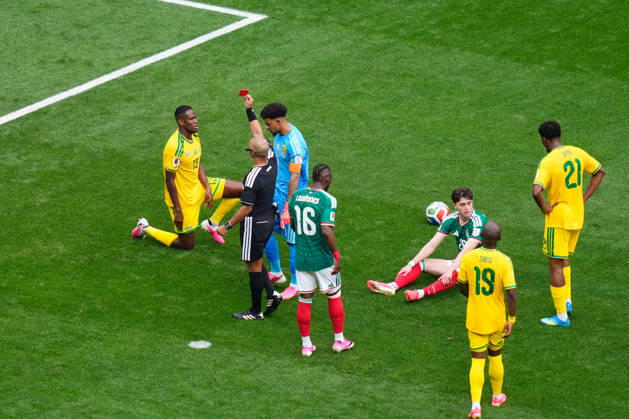 Mexico v South Africa: Group A - FIFA World Cup, WM, Weltmeisterschaft, Fussball 2026 Sphephelo Sithole of South Africa see the red card during the FIFA World Cup 2026 Group A match between Mexico and South Africa at Mexico City Stadium on June 11, 2026 in Mexico City, Mexico. Mexico City Mexico  Copyright: xJosexBretonx originalFilename:bretonhernandez-mexicovs260611_np7dM.jpg